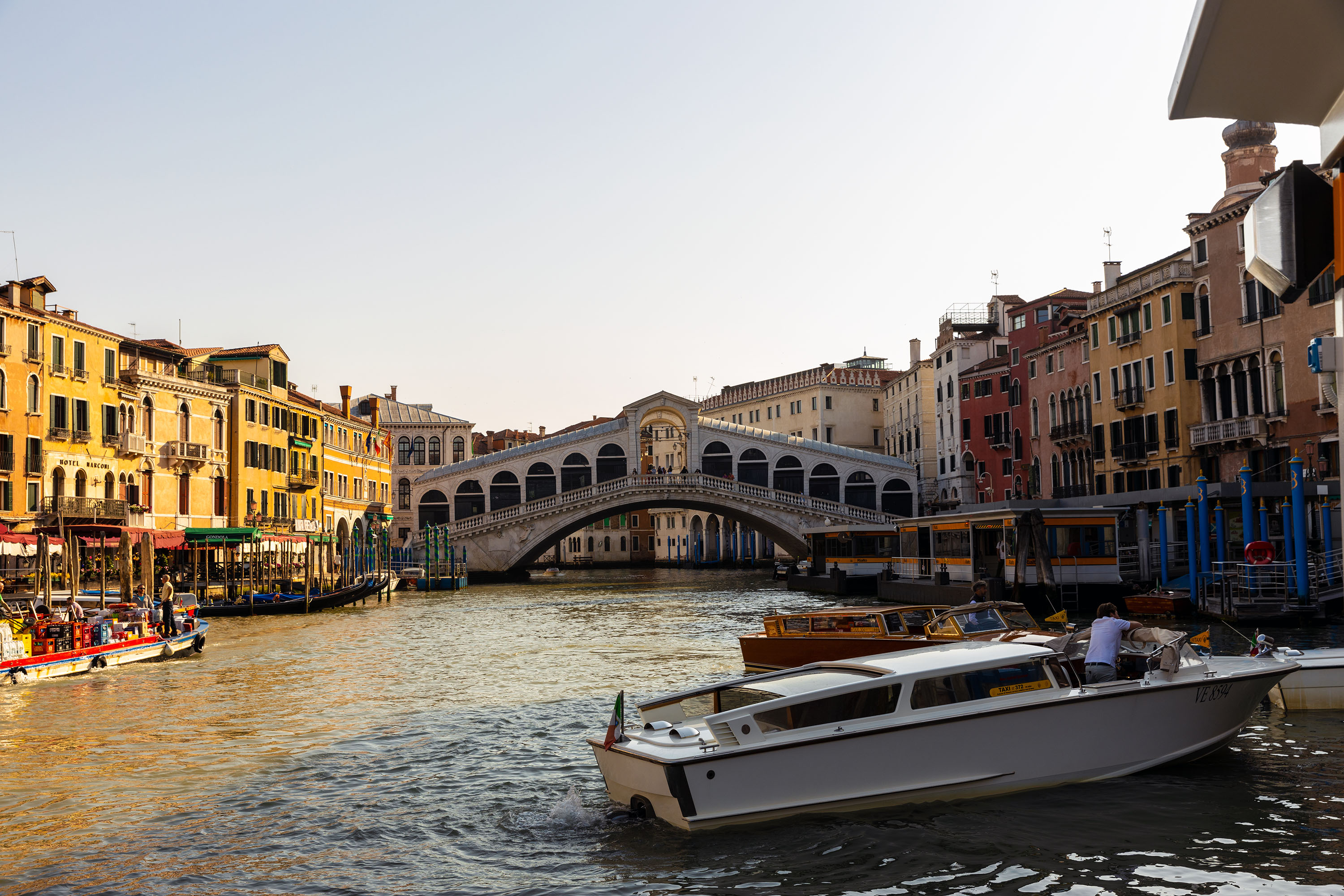 Venedig - Rialot Brücke, vom Vaporetto aus gesehen